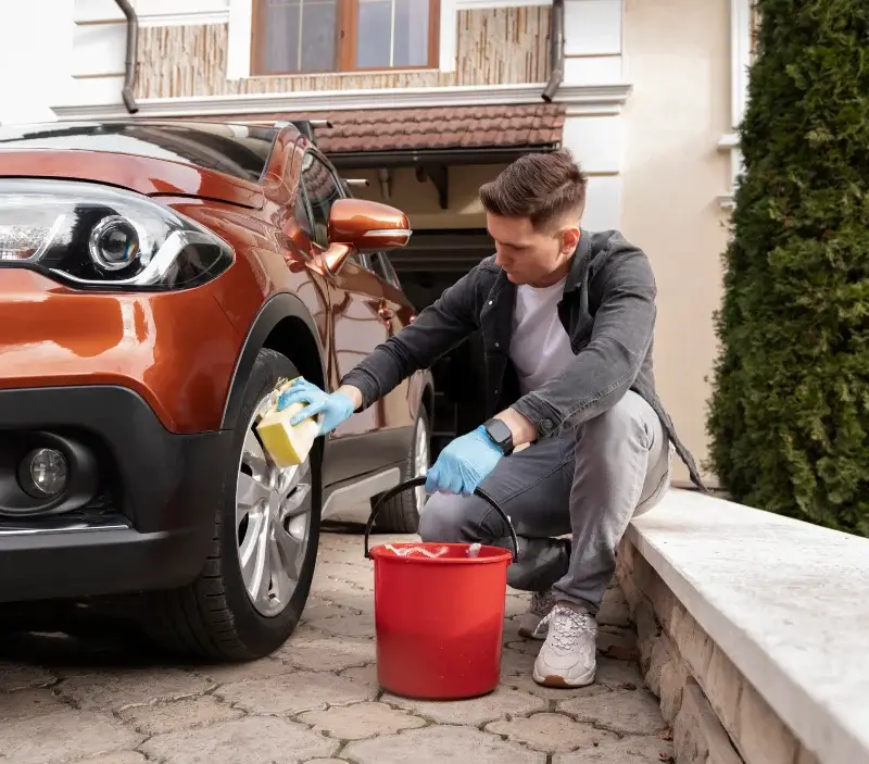 Lavage auto à domicile Brabant-le-Roi : professionnel intervenant sur un véhicule